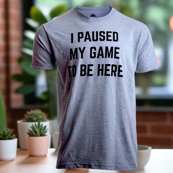 Ann Arbor T-shirt Co. I Paused My Game to Be Here Video Game Joke Phrase T-Shirt - Picture 16 of 16